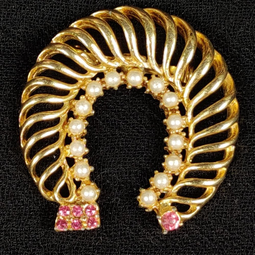 Vintage Gerrys Horseshoe Brooch Pin Faux Pearls Pink Rhinestones Chic Gold Tone - Picture 1 of 10